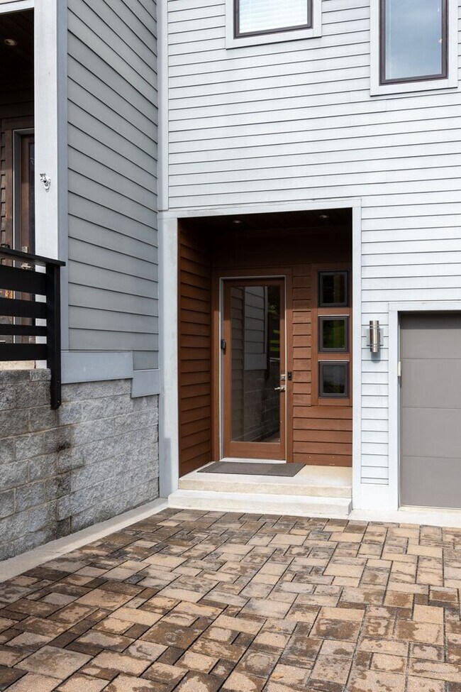 410A 33rd Ave N-