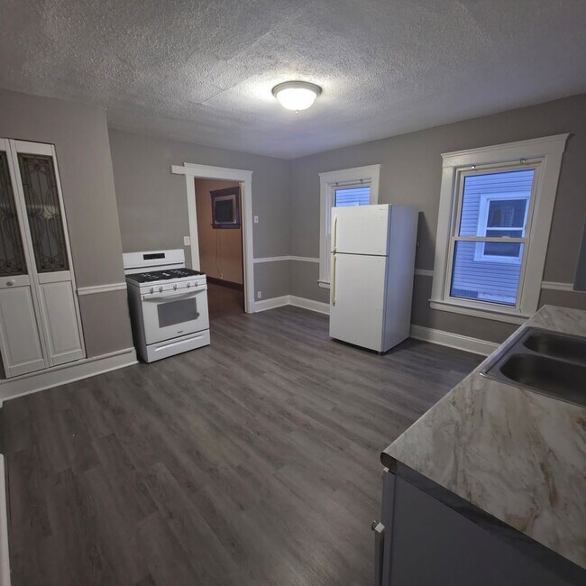 Photo - 2064 Halstead Ave Unit Down