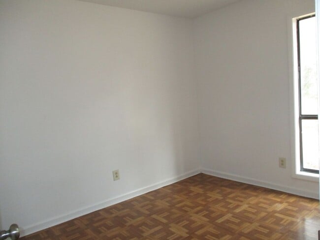 Photo - Lovely duplex close to base, shopping and area dining. Large open backyard great for cookouts. Fe...