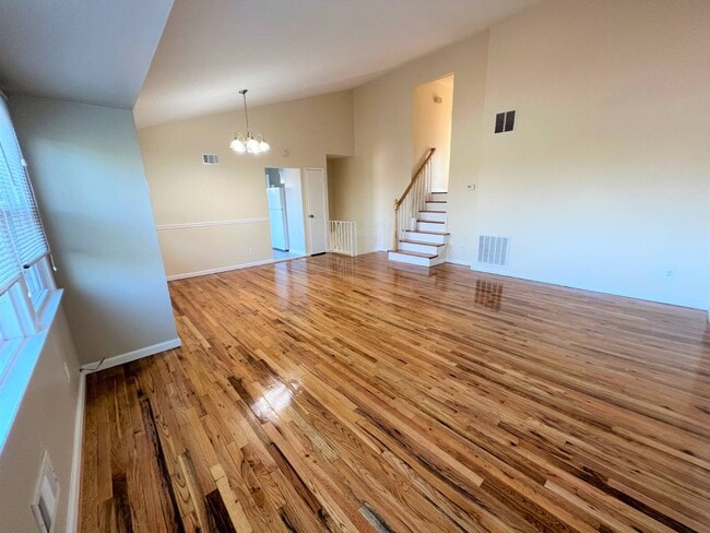 Photo - 15-28-28 Parsons Blvd