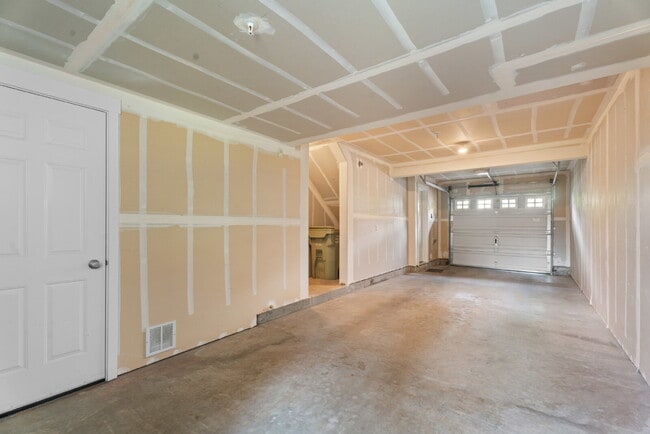 Photo - Spacious 3-Level Townhome for Rent in Prime Location Unit Apt 102