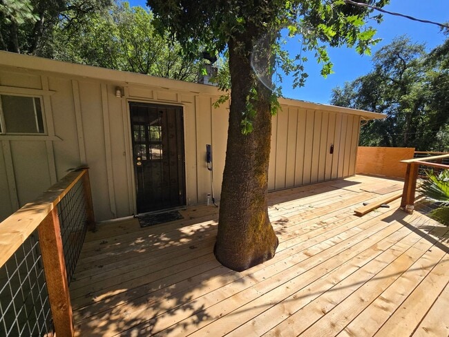 Building Photo - charming 3-bedroom, 2-bathroom home with l...