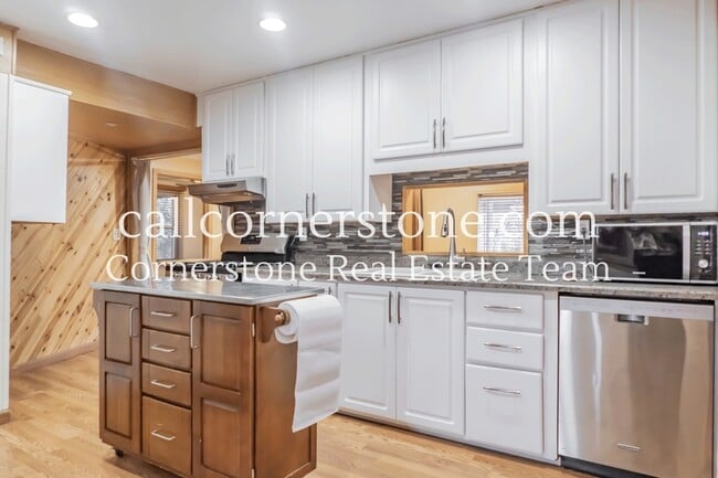 Photo - 411 E Cheyenne Rd