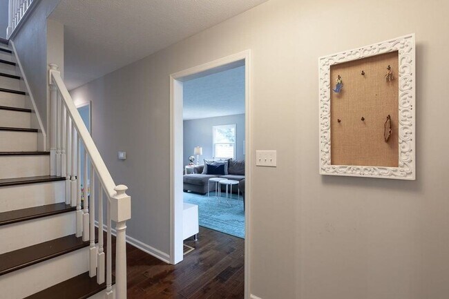 Photo - Beautiful home located in Sycamore Knolls!