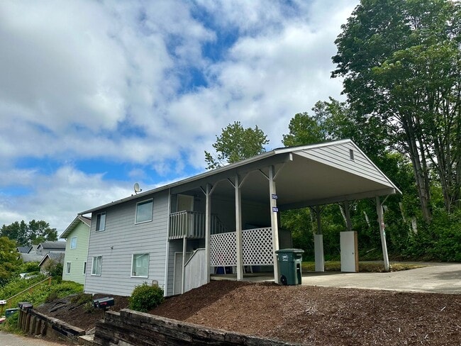 Building Photo - 2025 Yew St