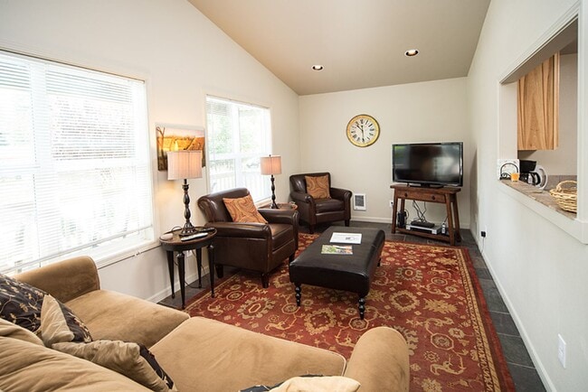 Photo - 139 SE Heyburn St Unit Cottage #1