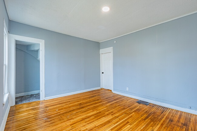 Photo - 383 Champlain St