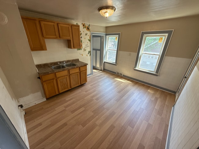 Building Photo - 3201 N 39th St Unit Upper