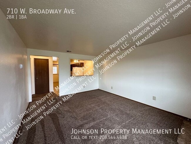 Photo - 710 W Broadway Ave