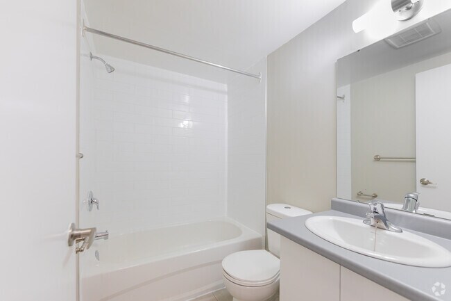 1BR, 1BA - 696SF - Bathroom - Spanish Trio