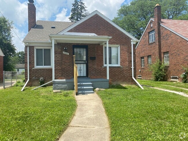 Building Photo - Renovated 3-Bedroom Home – We Welcome Sect...