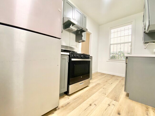 Building Photo - 960 S Oxford Ave Unit 215 Rental