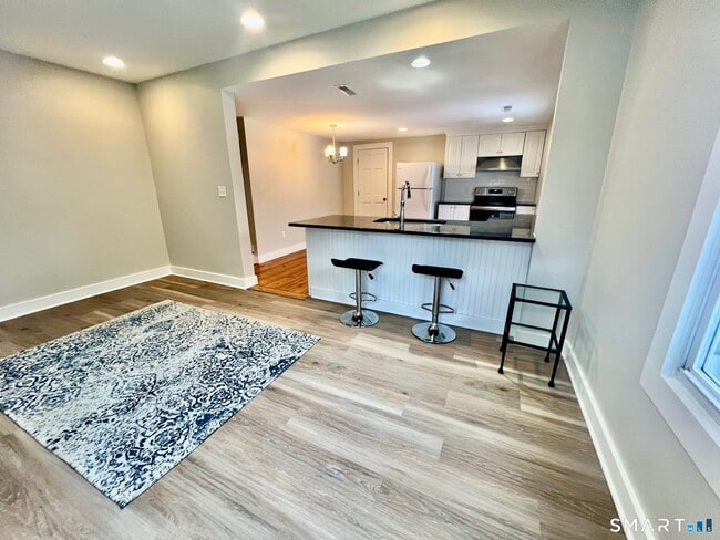 Photo - 435 Foxon Rd