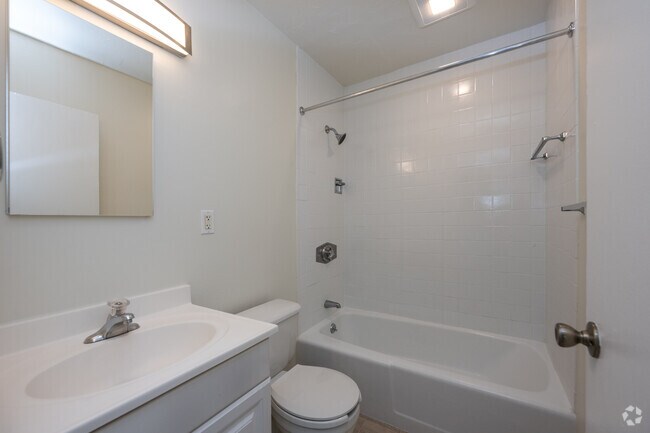 1BR, 1BA - 725SF - Bathroom