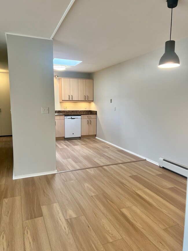 2 habitaciones, 1 baño - 1025 pies cuadrados Comedor y cocina - Camelot Apartments