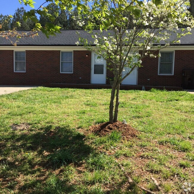 Building Photo - Available Now! Desirable 2 bed 2 bath dupl... Unit 1 Rental