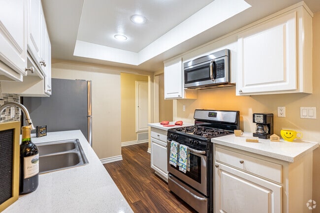 1BR, 1 BA - 710SF - Kitchen