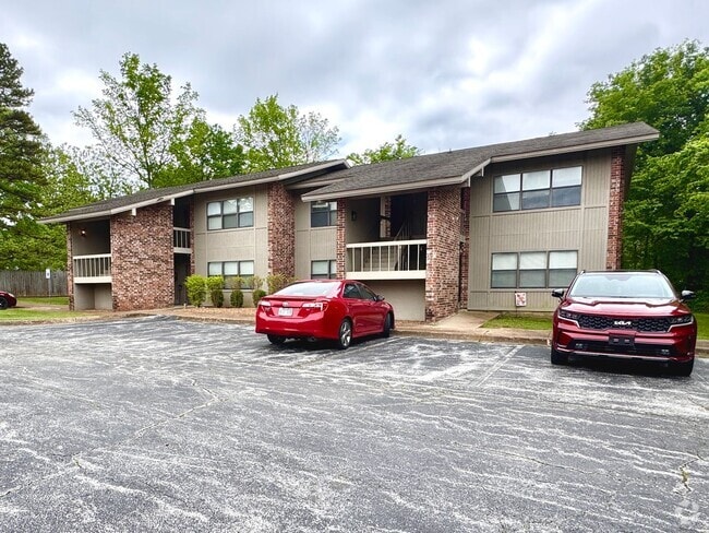 Building Photo - 1/1 Close to Shops, the College, and other... Unit 7 Rental