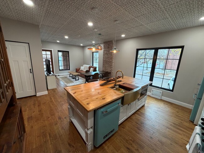 Photo - 400 N. 9th-4TH OFFSET Unit Apt. 400