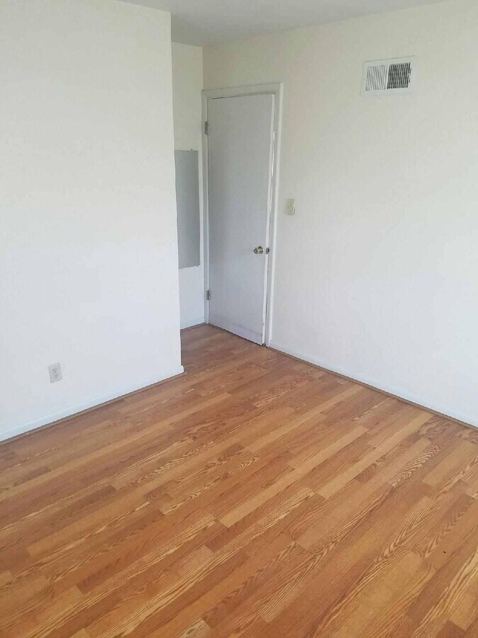 Two bedroom House with Attached Garage - Two bedroom House with Attached Garage