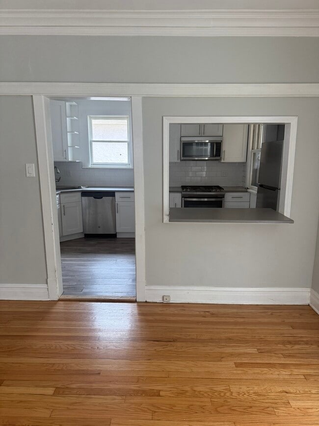 Photo - 2439 W Byron St