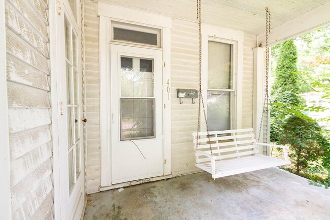 Building Photo - PRELEASING for AUGUST! Close to Campus