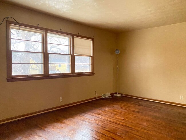 Photo - A wonderful 4-bedroom house in the Benson Gardens area - near Walmart Neighborhood Market, Asian ...