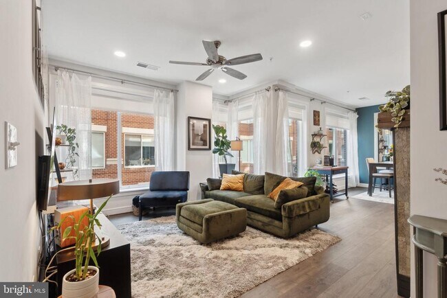 Photo - 625 Slaters Ln Unit 201