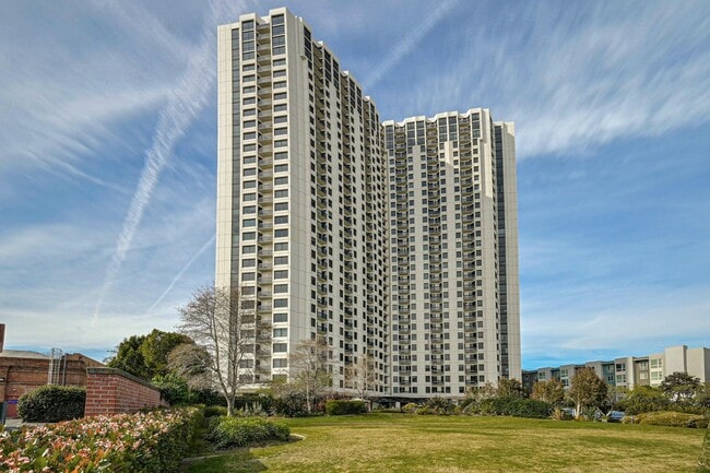 Building Photo - High Rise Living at its Best in Emeryville... Unit 2706 Rental