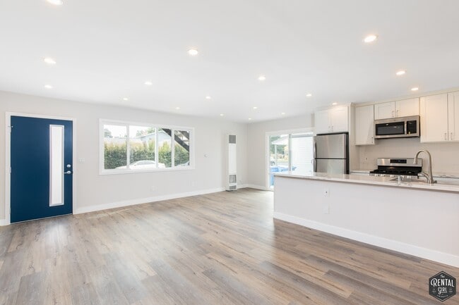 Building Photo - 3872 Bentley Ave Unit A