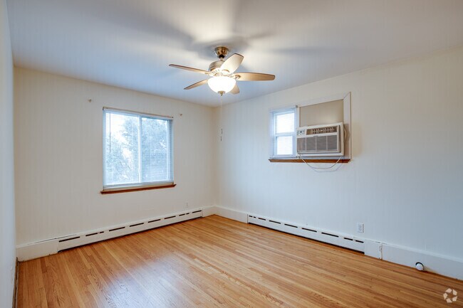 1BR, 1BA - 575SF with Hardwood