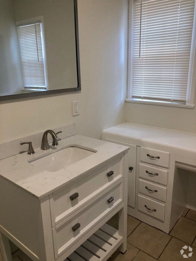 Building Photo - Pre leasing now for August 10th move in! Rental
