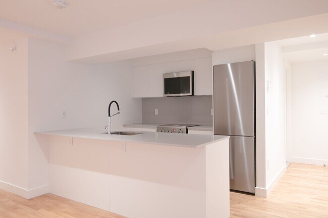 Building Photo - 3730 Chemin Queen Mary Unit 3