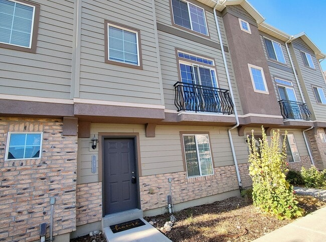 Building Photo - 3 Bd 3.5 Bath 2 Car Garage Townhome in Sandy