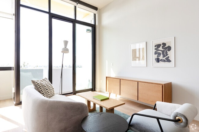Studio, 1BA - 576SF
