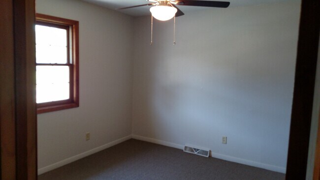 Bedroom - 407 N Marshall St Unit 407