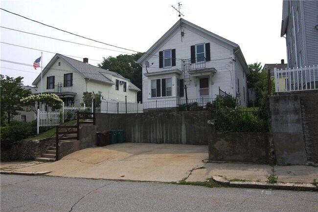 Building Photo - 76 Cottage St Unit 2
