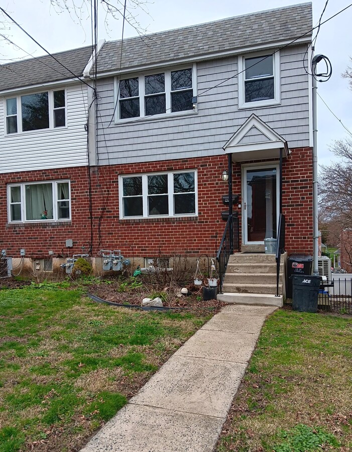 115 St Charles located next to playground - 115 Saint Charles St Unit A