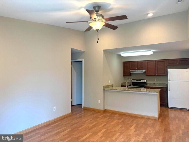 Photo - 258 Barclay Ct