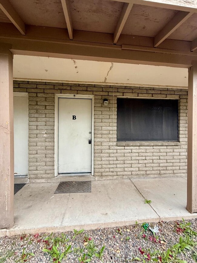 Photo - 825 E 5th St