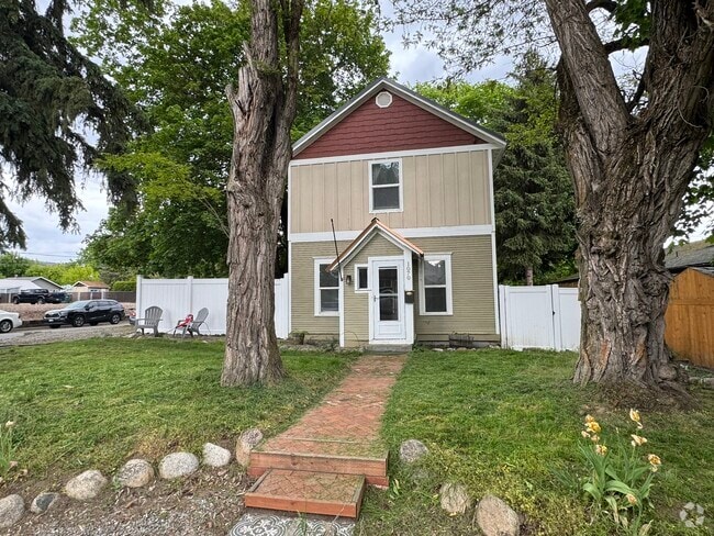 Building Photo - 1070 N 1st St Rental
