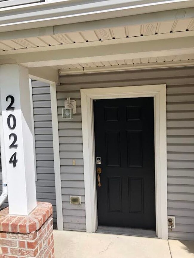 Photo - Fully Renovated, "MUST SEE" 3 Bedroom, 3 B...