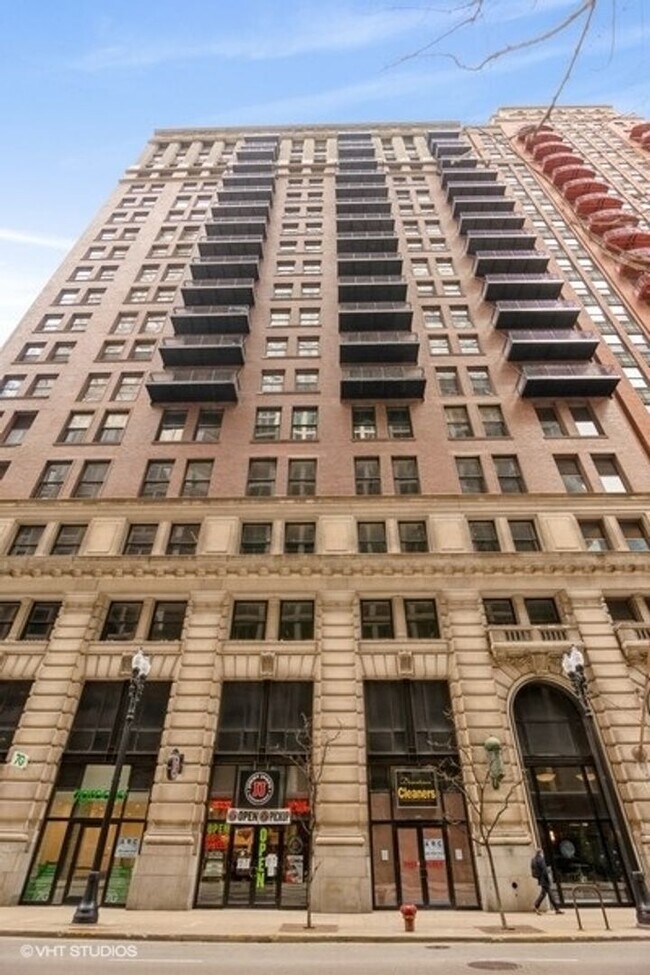 Building Photo - Spacious 1 Bed, 1 Bath in the Loop Rental
