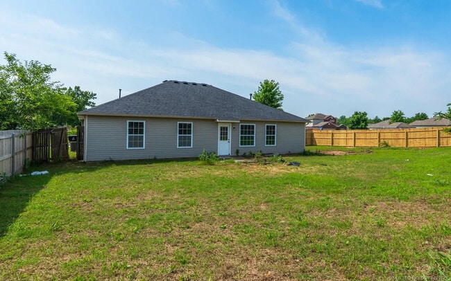 Building Photo - 2708 W Fredericksburg St