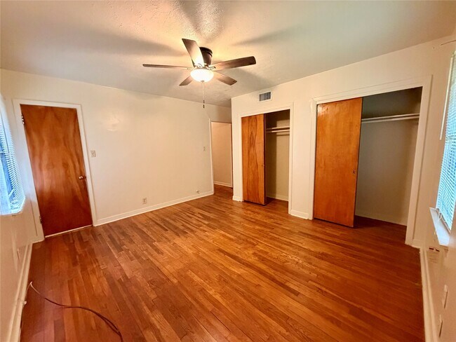 Photo - 6211 Schevers St