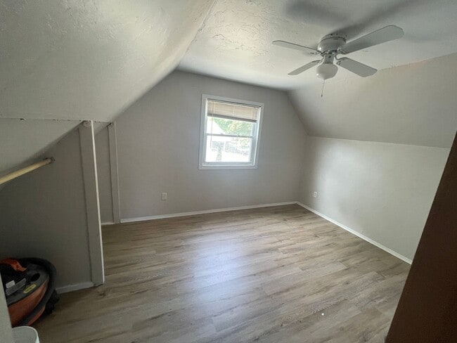 Building Photo - 2 Bed 1 Bath Single Family Home