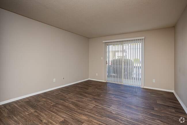 1BR, 1BA - 700SF