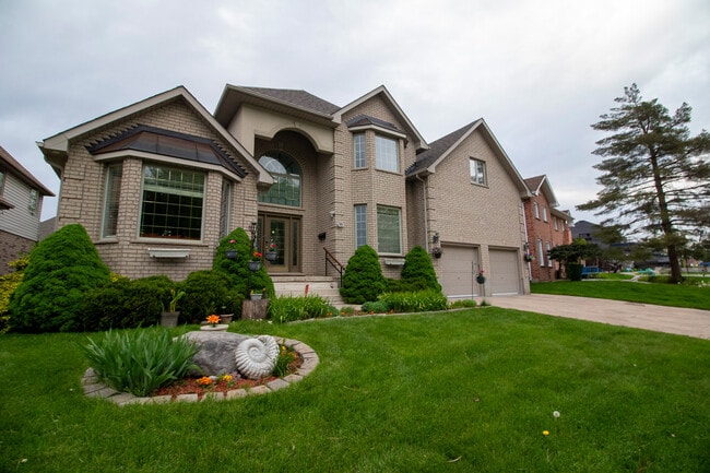 Building Photo - Executive 5-Bedroom Home for Rent in North London – Steps from Masonville