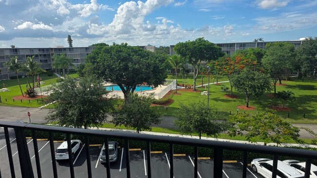 Building Photo - 950 Hillcrest Dr Unit 512