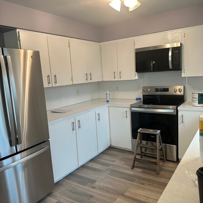 Kitchen- new appliances! - 21326 Main St NE